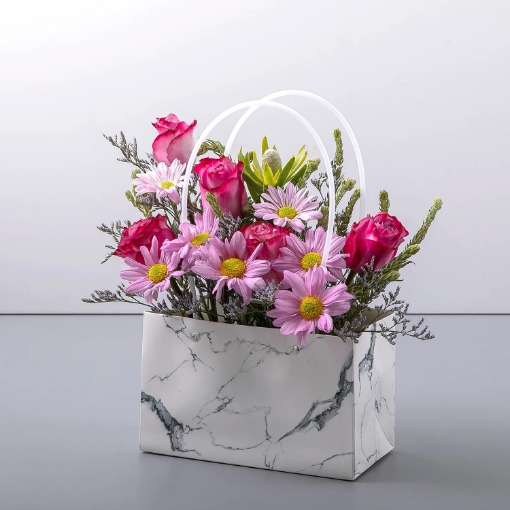 صورة كيس بيد ورد منسق